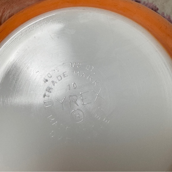 Vintage Pyrex bowl  Flamenglo 2 1/2 quart nesting  mixing bowl - Picture 9 of 11